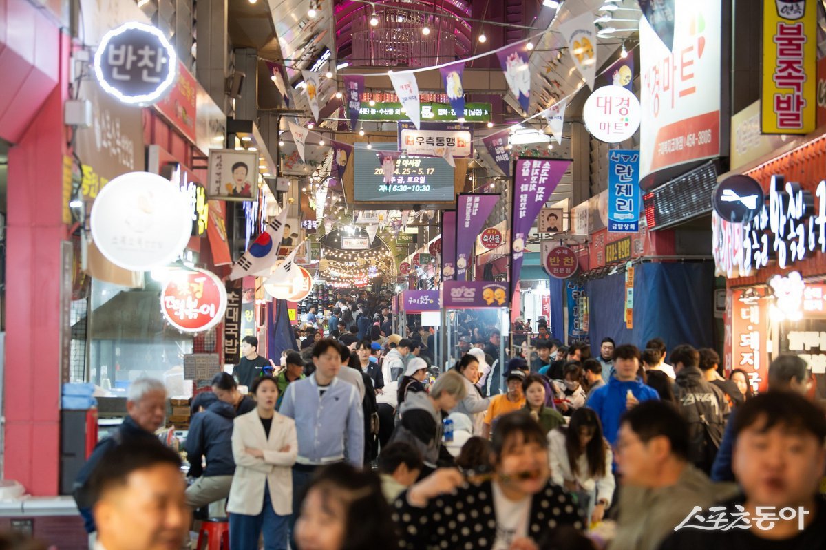 구미 새마을중앙시장에서 열린 달달한 낭만야시장에 몰린 시민들. 사진제공ㅣ구미시