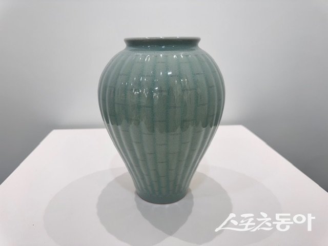 2025년 제2회 온라인 경매 작품 청자양각죽절문호(火木). 사진제공=강진군