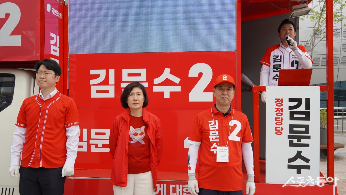 이준배 총괄선대위원장은 “단 한 사람을 위해 국가의 근간인 헌법과 자유민주주의 가치가 송두리째 흔들리고 있다”며 “민주당 윤호중 선대위원장이 ‘사법부의 법봉보다 국회의 의사봉이 세다’고 한 발언은 정의가 아닌 지배, 법치가 아닌 복종을 노골적으로 드러낸 것”이라고 직격했다. 사진제공｜국민의힘 세종선대위