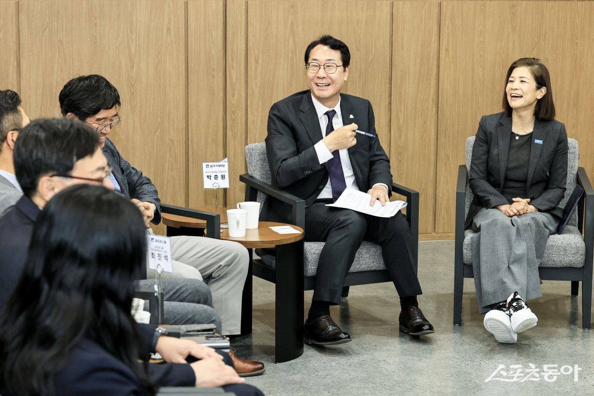 정명근 화성특례시장이 지난 22일 미등록 이주아동 기본권 보장을 위한 업무협약 관계자들과 사업 추진 방안에 대해 논의하고 있다. 사진제공|화성시