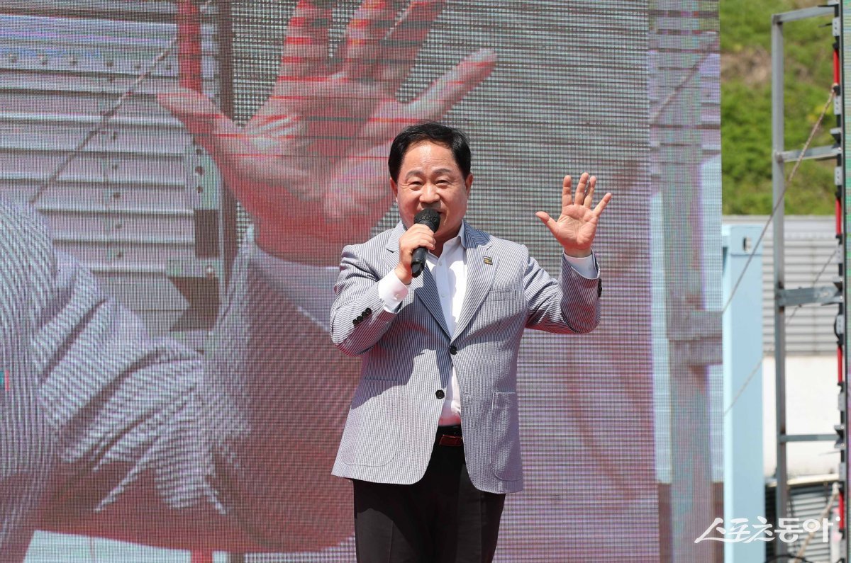 주광덕 시장이 22일 남양주시 노인복지관 개관 30주년 기념행사에서 인사말을 하고 있다. 사진제공ㅣ남양주시