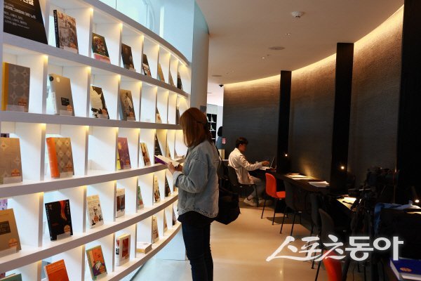 울진의 새로운 인문 문화 공간 ‘울진금강송숲 지관서가’에서  쉼과 지식을 힐링을 하고 있다. 사진제공 ㅣ 울진군