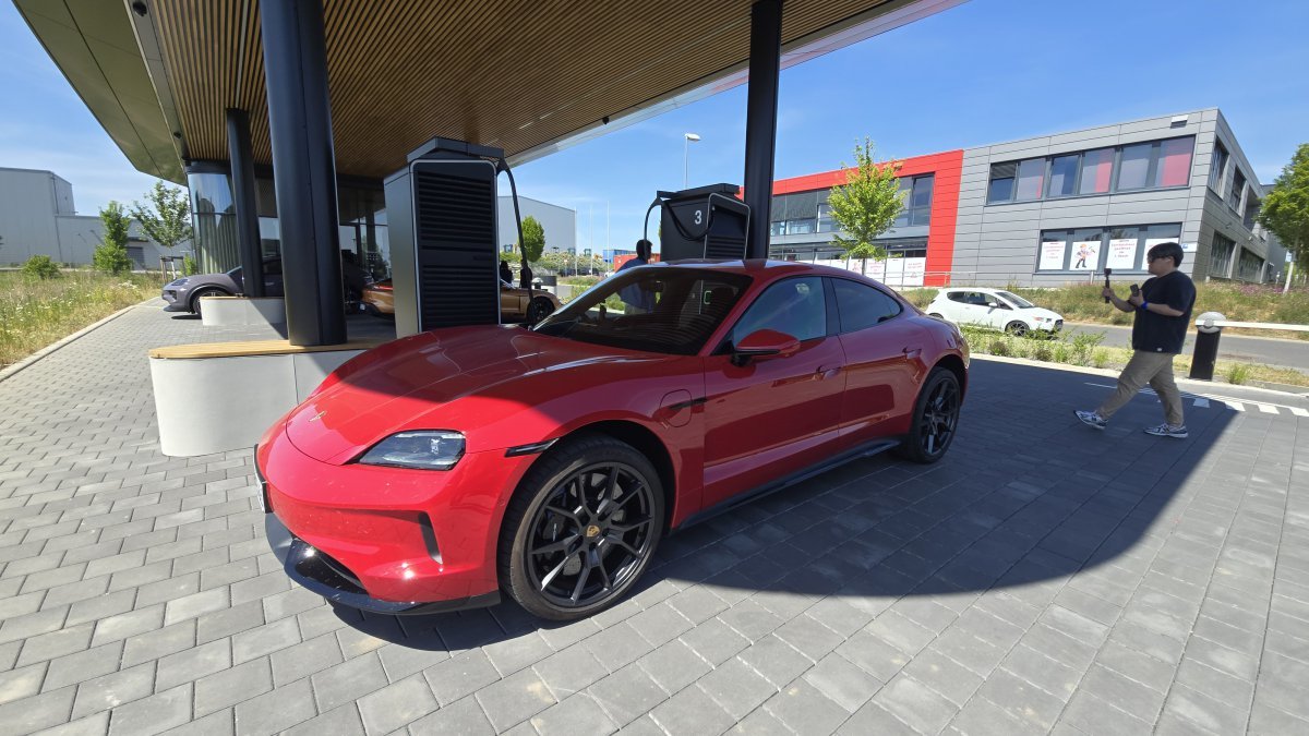 독일 에스텐펠트 포르쉐 차징 라운지에서 충전중인 타이칸 GTS. 원성열 기자 sereno@donga.com