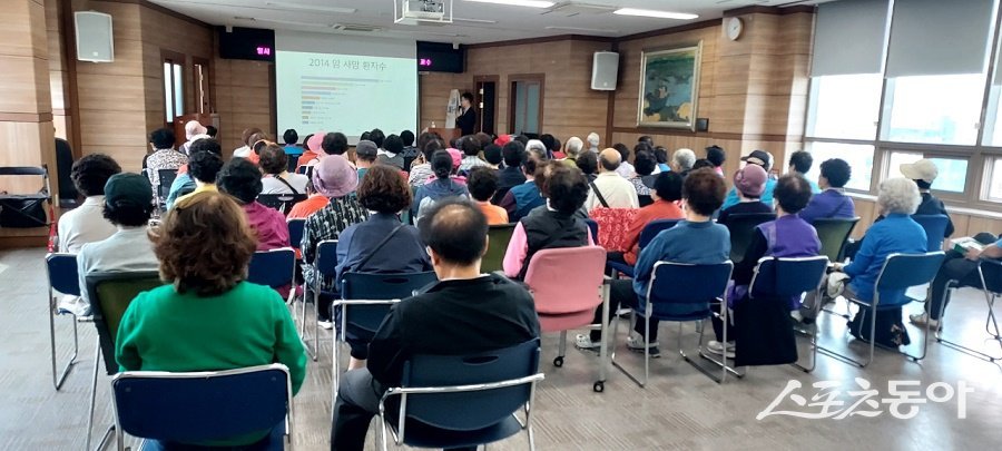 인천 남동구, 폐암 예방 및 조기 치료 건강 강좌를 진행하고 있다. 사진제공|인천 남동구청