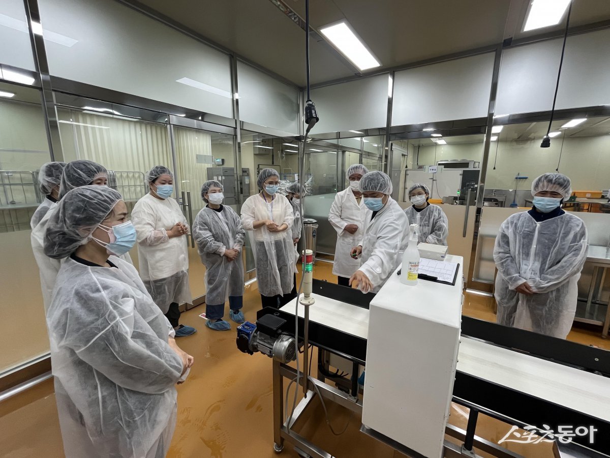 (재)안양·군포·의왕·과천 공동급식지원센터(이사장 최대호 안양시장, 하은호 군포시장, 김성제 의왕시장, 신계용 과천시장)는 5월 19일부터 23일까지 5일간 ‘제9기 2025년 학교급식 학부모 모니터링단’ 31명을 구성해 관내 5개 수산물 공급업체에 대한 현장 점검을 실시했다. 사진제공｜안양시