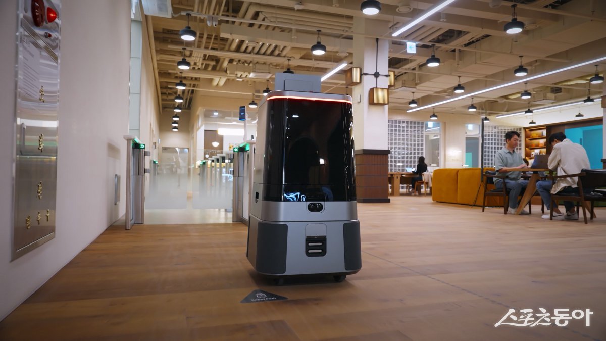 현대차그룹이 ‘MARS 2025’에서 선보일 DAL-e Delivery 로봇. 스스로 목적지까지 음료를 전달하고 있다. 사진제공|화성시