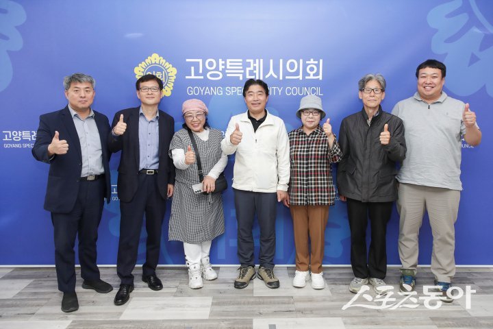 김운남 고양특례시의회의장(윈쪽 네번째)은 지난 22일 시니어 기자단과 면담을 갖고 기념 촬영을 하고 있다. 사진제공ㅣ고양시의회