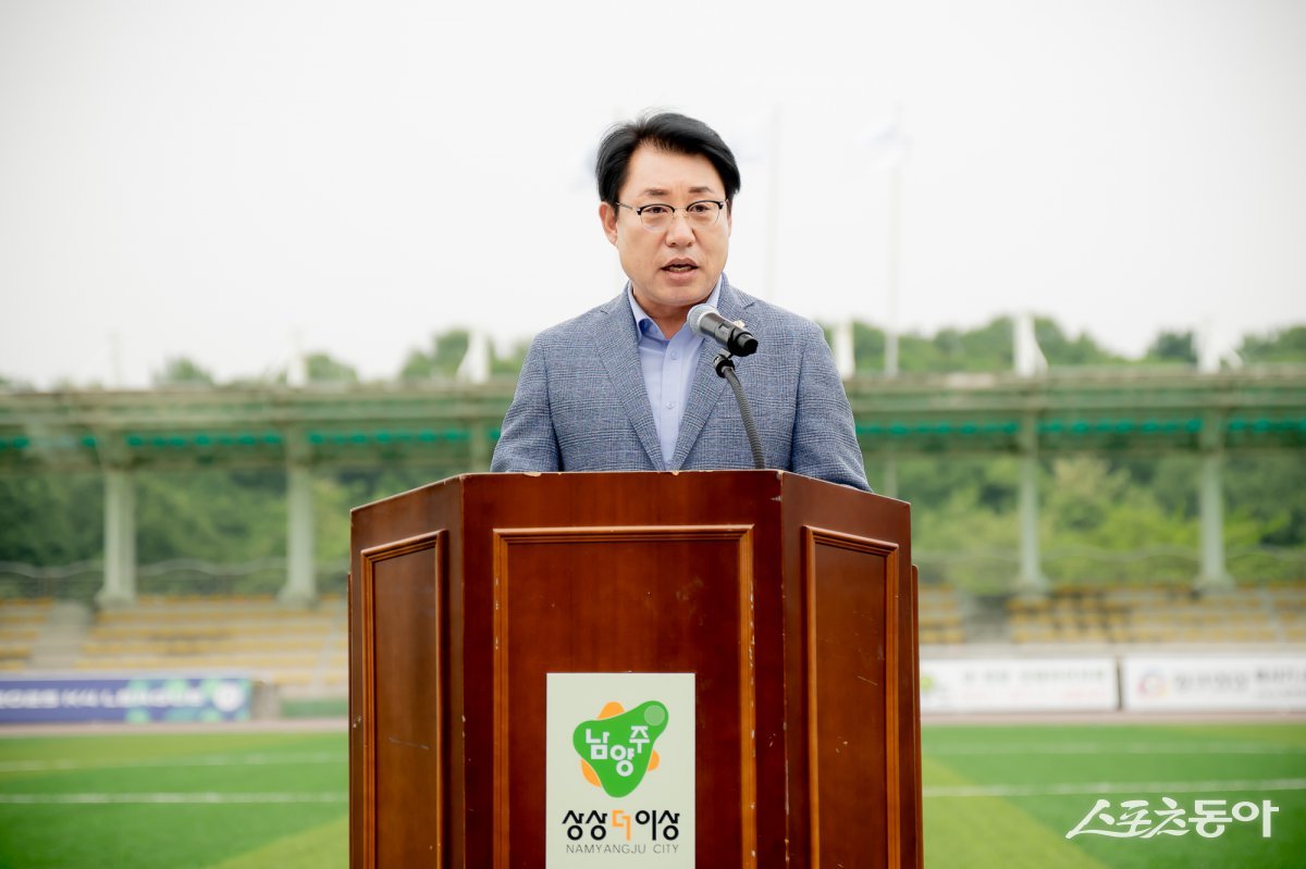 조성대 의장이 23일 남양주종합운동장에서 ‘제7회 남양주시의회 의장기 그라운드골프대회’에서 인사말을 하고 있다.  사진제공ㅣ남양주시의회