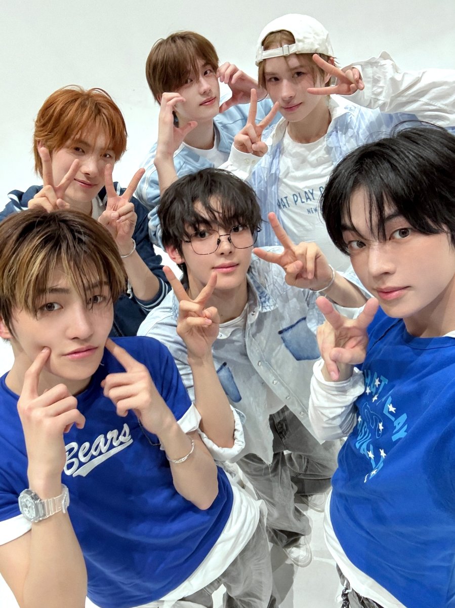 투어스가 대학 축제 무대를 청춘 에너지로 물들이며 ‘5세대 올라운더’ 다운 존재감을 증명했다. 핸드마이크를 든 멤버들의 생생한 라이브와 파워풀한 퍼포먼스는 초여름 캠퍼스를 뜨겁게 수놓았다. 사진 제공 | 플레디스 엔터테인먼트