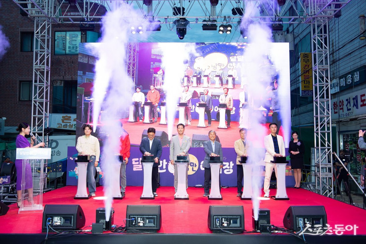 지난 23일 구미 인동시장에서 열린 ‘2025 구미 달달한 낭만야시장’ 개장식에서 참석한 내빈들이 개장 축하 퍼포먼스를 하고 있다. 사진제공ㅣ구미시