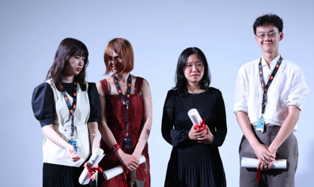 허가영(왼쪽 세번째) 감독이 칸 국제영화제 ‘라 시네프’ 부문에서 1등상을 받은 후 2·3등상 수상자들과 기념촬영을 하고 있다. 사진제공｜칸 국제영화제