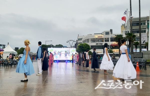 지난 22일 열린 ‘영주풍기인견 제주페스티벌’ 에서 모델들이 포즈를 취하고 있다. 사진제공｜영주시