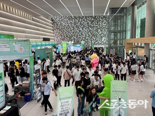 ‘제21회 대한민국청소년박람회’ 를 찾은 학생들이 구경하고 있는 모습. 사진제공|안동시