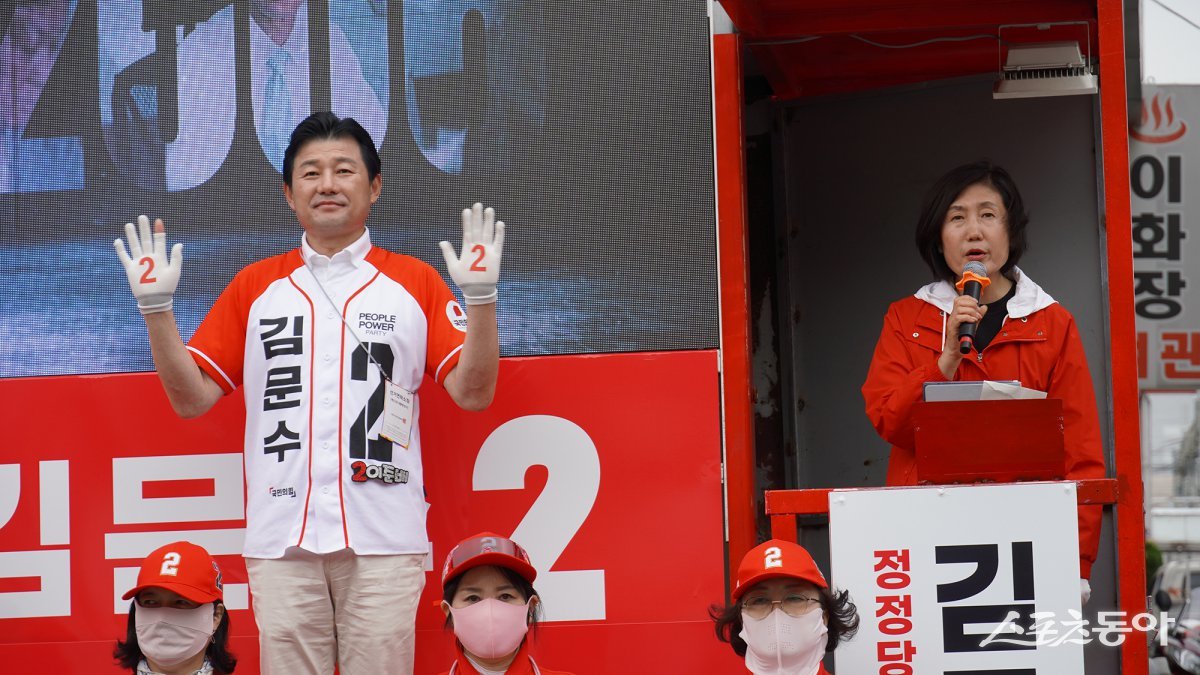24일 오전 11시 조치원 전통시장과 오후 2시 이마트 입구에서 열린 유세 현장에는 이준배 총괄선거대책위원장과 이기순 공동선대위원장을 비롯해 당직자와 지지자들이 대거 참석했다(조치원). 사진제공|국민의힘 세종시당 선거대책위원회