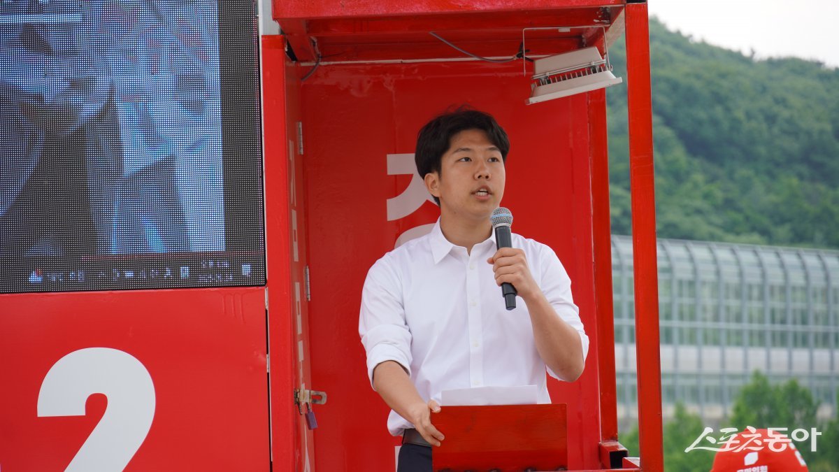 24일 오전 11시 조치원 전통시장과 오후 2시 이마트 입구에서 열린 유세 현장에는 이준배 총괄선거대책위원장과 이기순 공동선대위원장을 비롯해 당직자와 지지자들이 대거 참석했다(황준민 세종갑 대학생위원장). 사진제공|국민의힘 세종시당 선거대책위원회