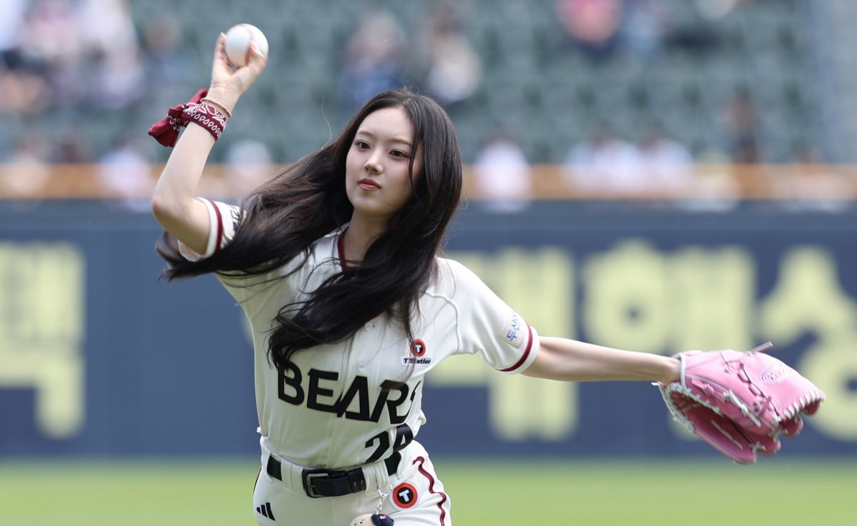 25일 오후 서울 송파구 잠실야구장에서 열린 2025 KBO리그 NC 다이노스와 두산 베어스의 경기에 앞서 걸그룹 키키(KiiiKiii) 이솔이 시구를 하고 있다. 뉴시스