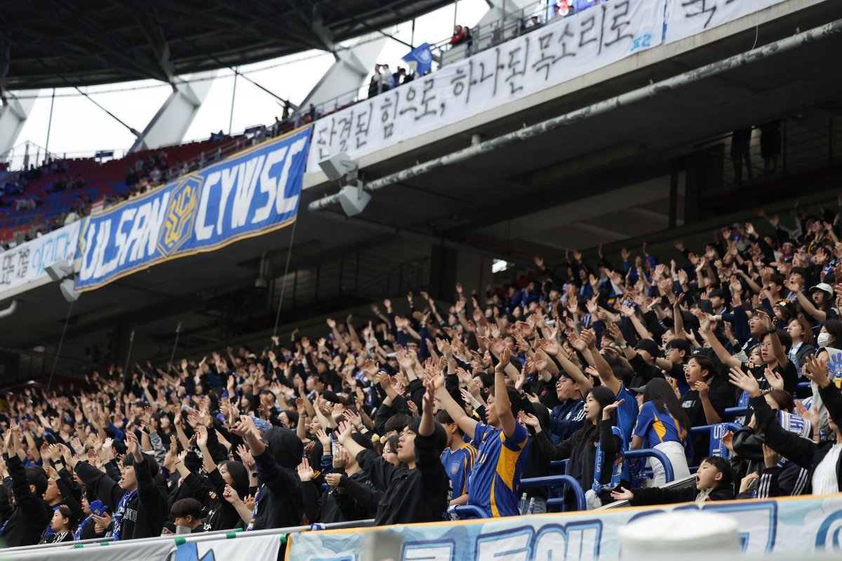 한국프로축구연맹은 24일 “‘하나은행 K리그1 2025’는 24일 열린 15라운드 FC서울-수원FC전(2만5578 명), 울산 HD-김천 상무전(1만6012 명), 대전하나시티즌-대구FC전(1만417 명)까지 올 시즌 누적 관중 1백만6513명을 기록했다”고 발표했다. 사진제공｜한국프로축구연맹