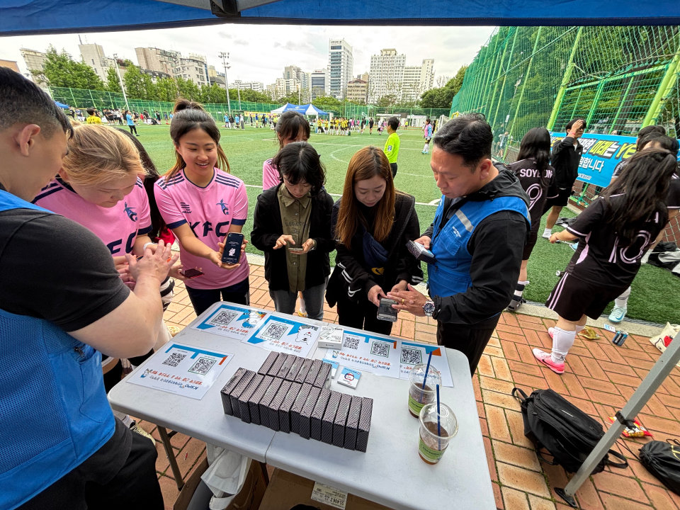 24일, 영등포구청장배 풋살대회에 참가한 청소년들이 불법도박 근절 서약을 하고 있다 사진제공|국민체육진흥공단