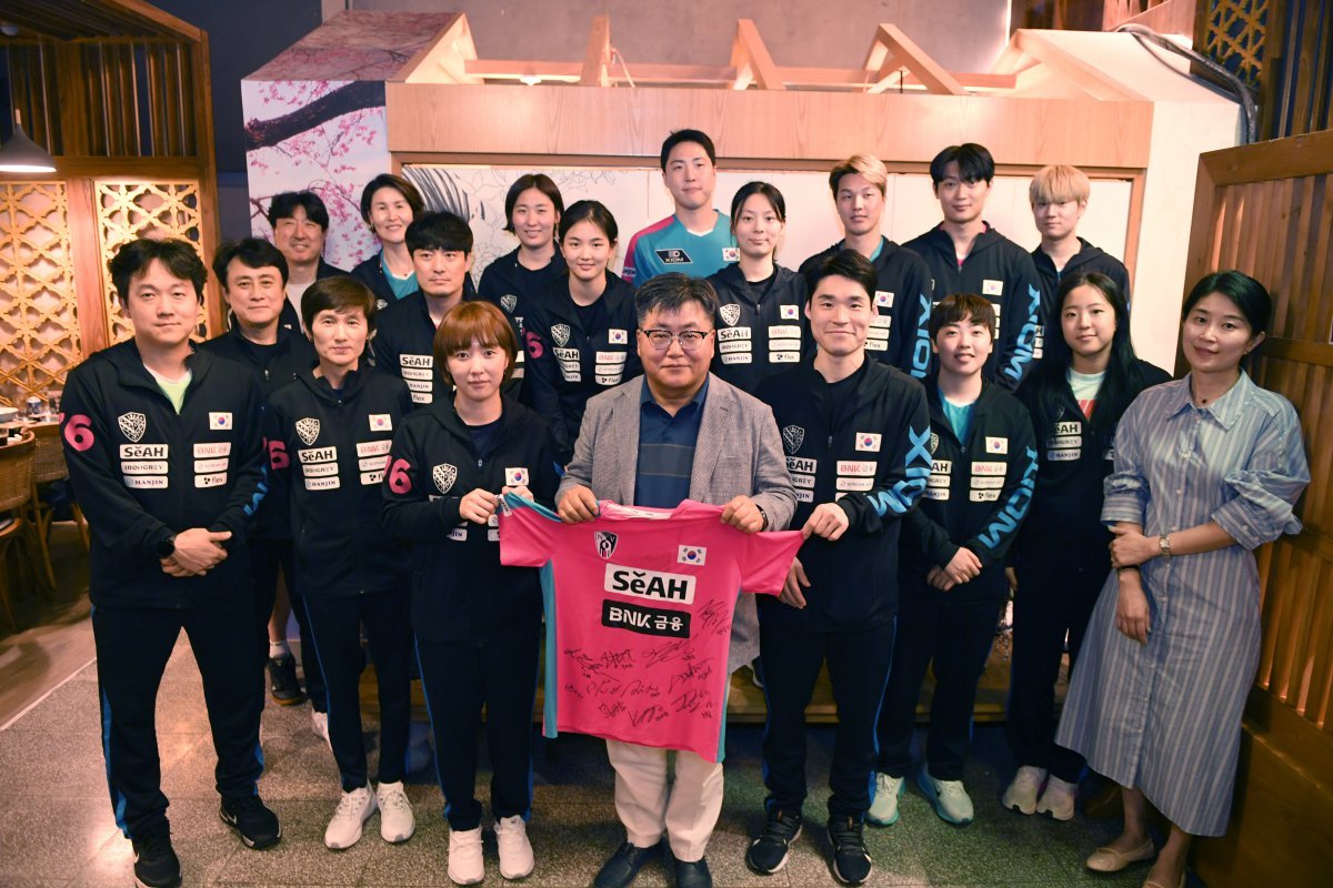 대한탁구협회는 25일(한국시간) 카타르 도하 시내 한 식당에서 윤현수 주카타르 한국대사(가운데)에게 선수단 사인 유니폼을 전달했다. 주카타르 한국대사관은 윤 대사의 주도 하에 식사에 어려움을 겪고 있던 대표팀에 2025세계선수권대회 기간 동안 한식 도시락을 제공했다. 사진제공│대한탁구협회