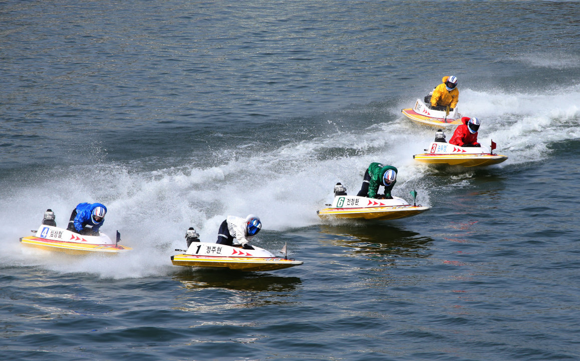 미사경정장에서 선수들이 턴마크를 돌며 치열한 경합을 벌이고 있다 사진제공|국민체육진흥공단
