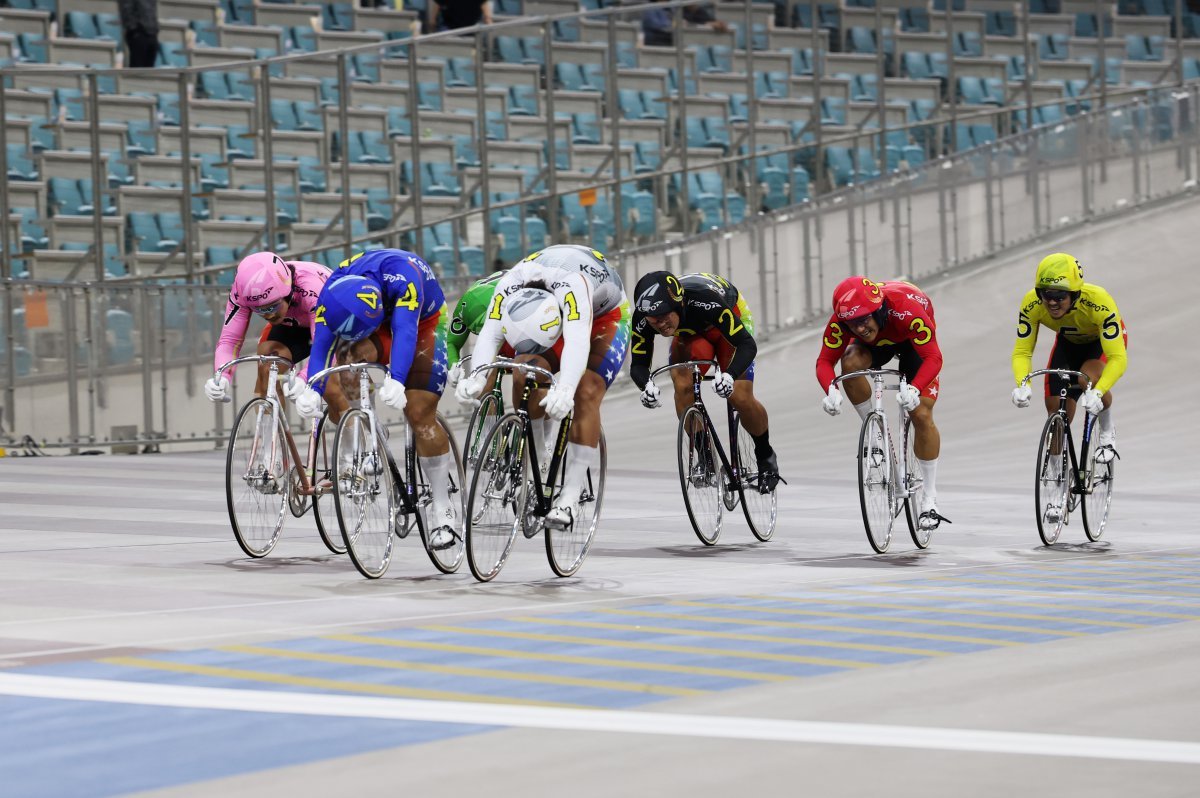 특선급 결승에서 임채빈(4번 파란색)과 정종진(1번 흰색)이 결승선을 앞두고 접전을 벌이고 있다         사진제공｜국민체육진흥공단