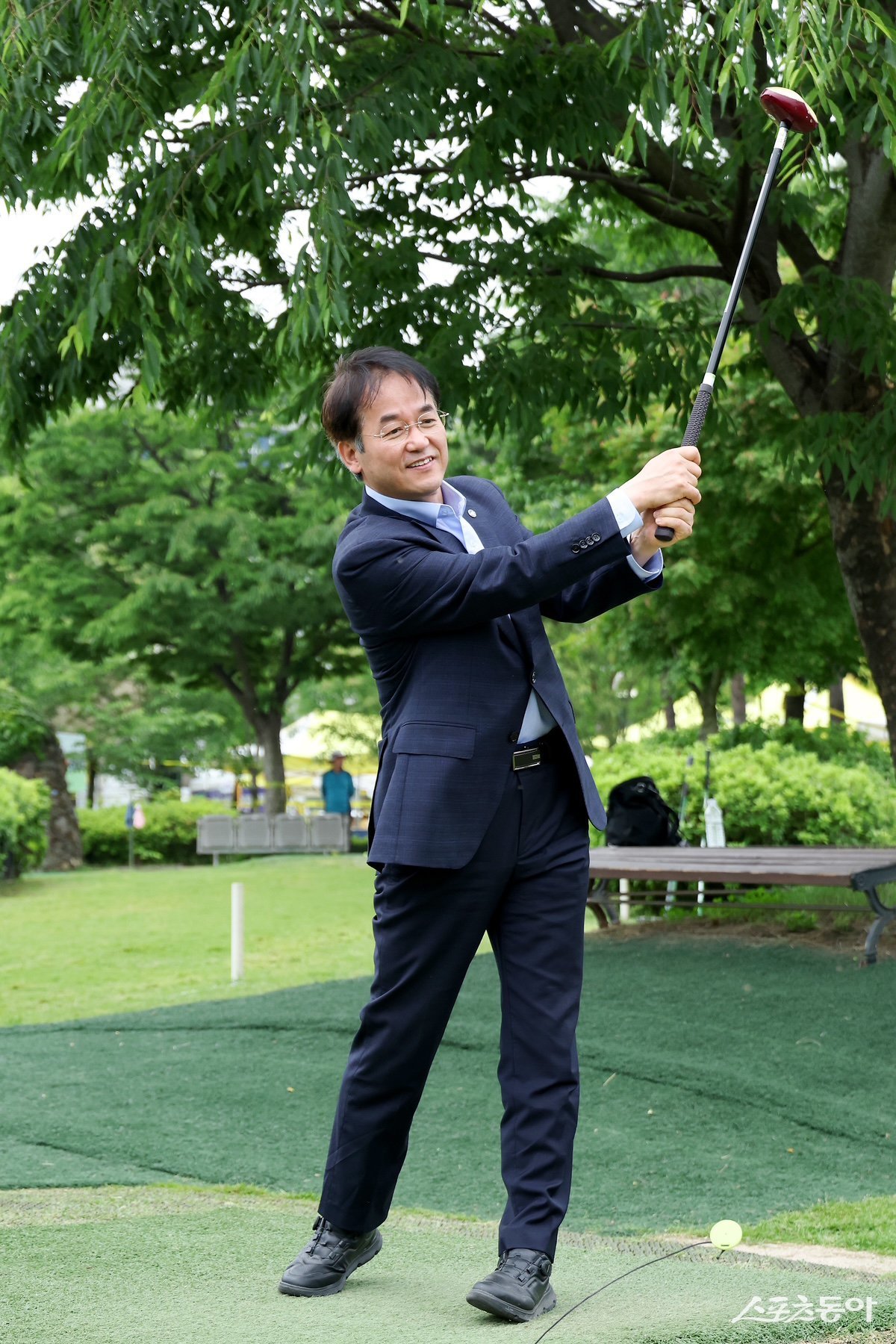 이동환 고양특례시장이 파크골프대회에 참석해 시타를 하고 있다. 사진제공ㅣ고양시
