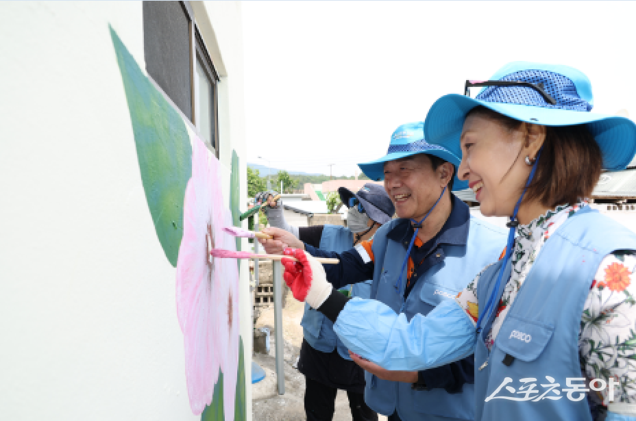 포항제철소 이동렬 소장이 직원들과 함께 벽화 그리기 봉사활동을 하고 있다. 사진제공ㅣ포스코