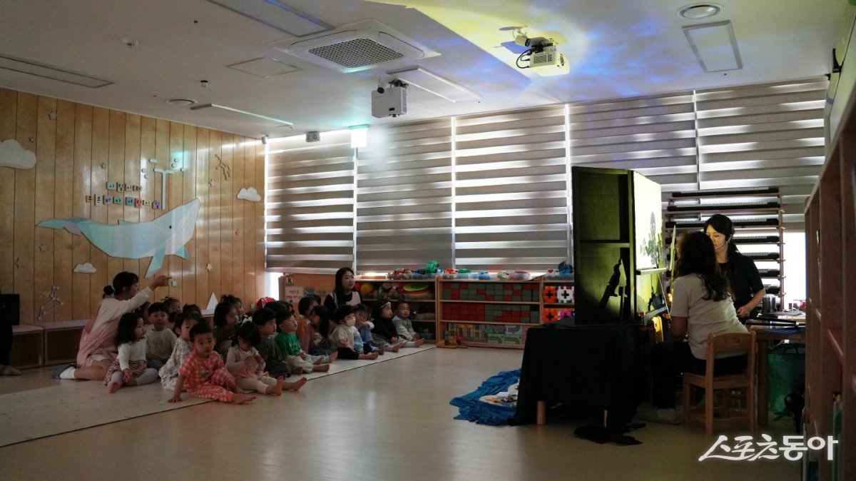 찾아가는 유아환경학교 ‘바다호수 시화호’에서 아이들이 시화호의 역사와 환경 이야기를 담은 인형극을 관람하고 있다. 사진제공｜시흥시