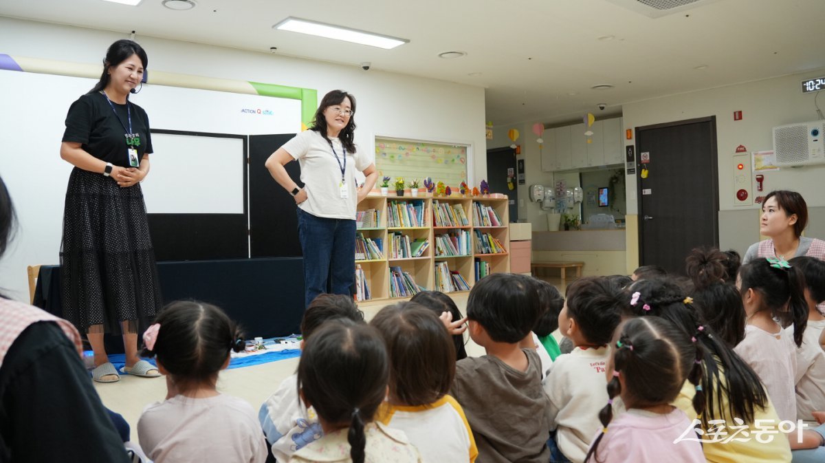 찾아가는 유아환경학교 ‘바다호수 시화호’에서 아이들이 시화호의 역사와 환경 이야기를 담은 인형극을 관람하고 있다. 사진제공｜시흥시
