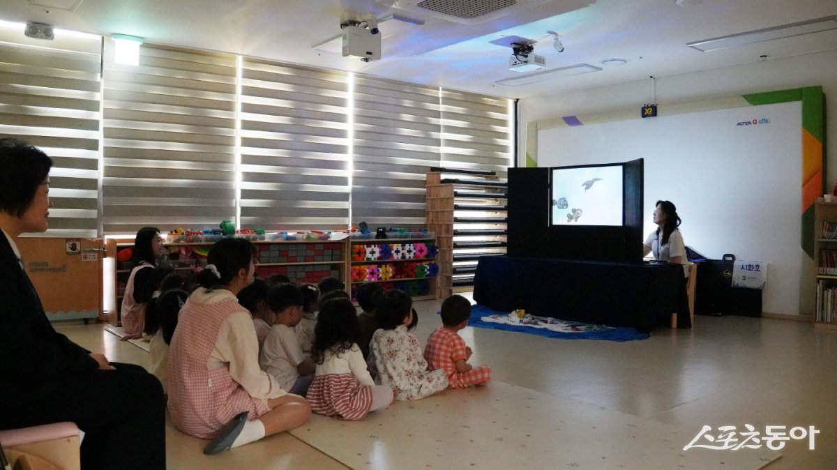 찾아가는 유아환경학교 ‘바다호수 시화호’에서 아이들이 시화호의 역사와 환경 이야기를 담은 인형극을 관람하고 있다. 사진제공｜시흥시