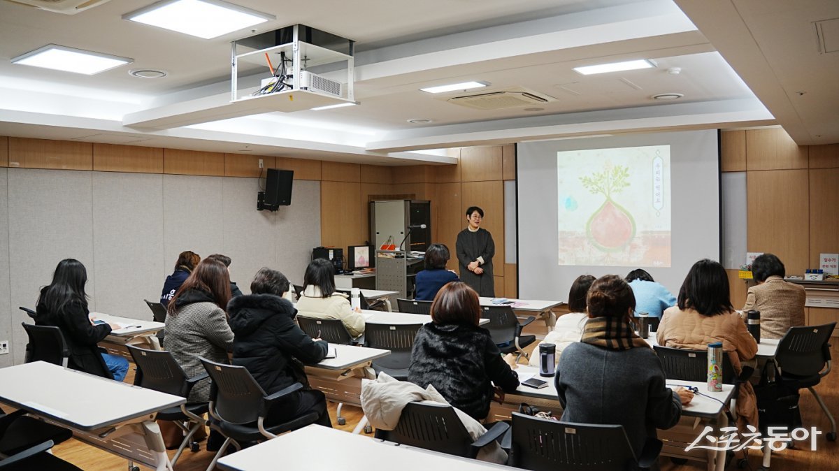 장곡마을 환경활동가를 대상으로 탄소중립에 대한 이해를 높이고, 지속가능한 환경 실천 유도하는 교육이 진행되고 있다. 사진제공｜시흥시