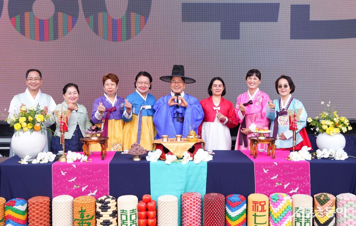 강기정 광주광역시장이 지난 24일 시청 야외음악장에서 열린 ‘제60회 광주시민의 날’ 행사에 참석해 식전공연을 펼친 꿈의 오케스트라 팀의 ‘꿈의 향연’을 함께 참여하고 있다. 사진제공=광주광역시