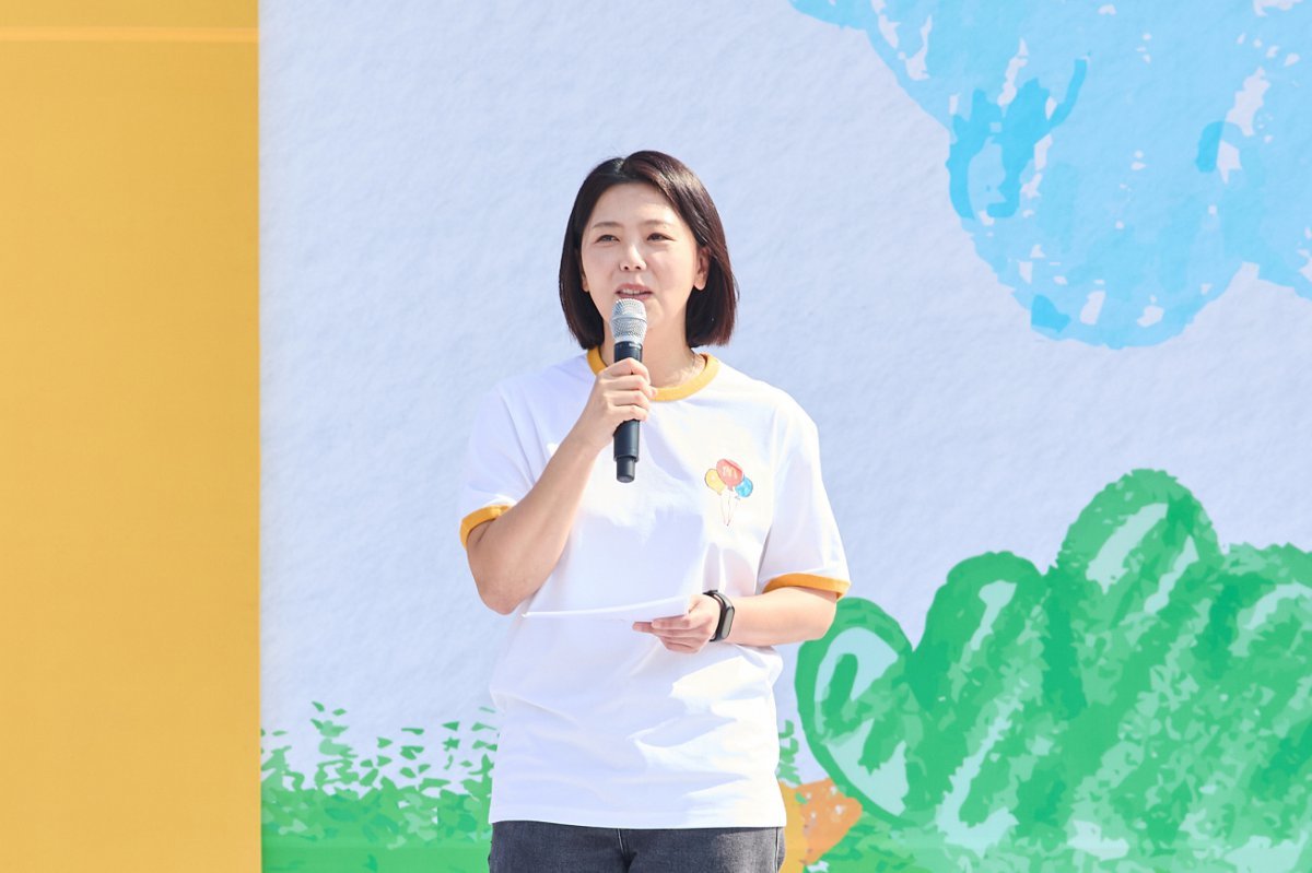 ‘2025 해피워크’ 4km 걷기 출발 모습(위)과 환영사를 하고 있는 김기원 한국맥도날드 대표. 사진제공｜맥도날드