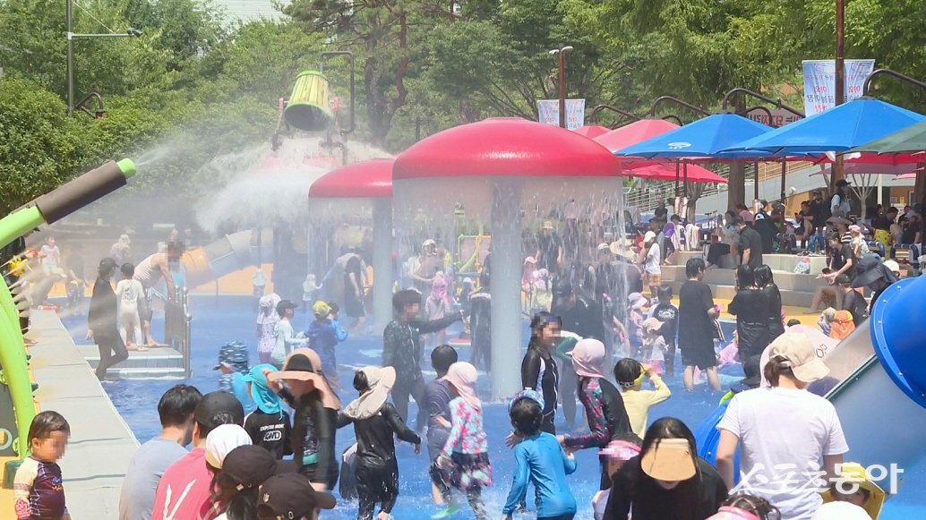 지난해 개장한 정관 윗골공원 야외 물놀이장에서 어린이와 주민들이 물놀이를 즐기고 있다. (사진제공=기장군)