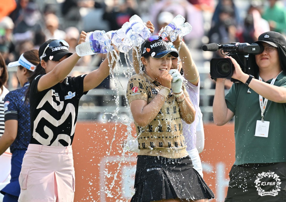 25일 경기 여주시 페럼클럽에서 열린 ‘제13회 E1 채리티 오픈’ 파이널 라운드 우승자 박현경이 물세례를 받고 있다. 사진제공 ㅣKLPGT