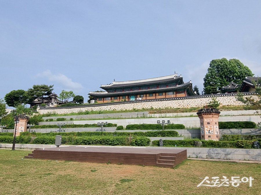 강화군, 공원 야외무대 개방하여 지역 예술인 버스킹 공원으로 지원한다. 사진제공|강화군청