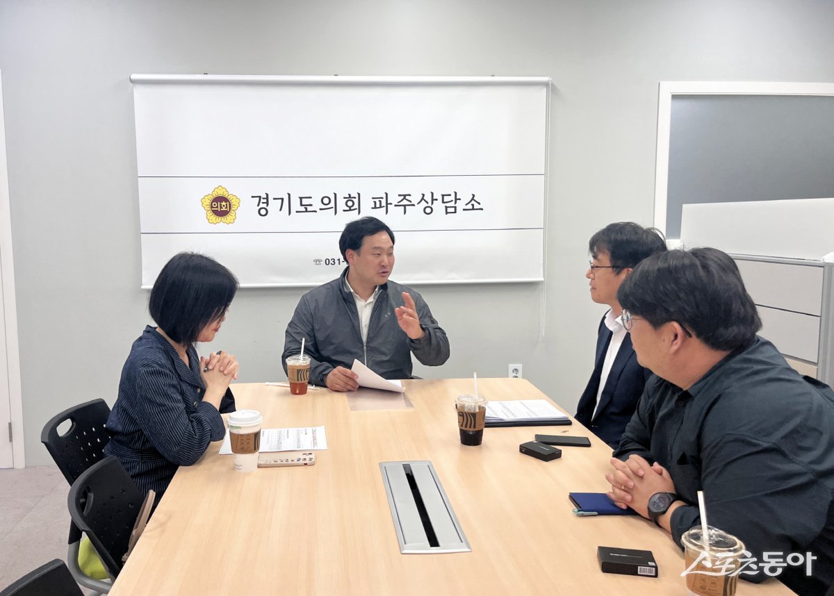 고준호 경기도의원(국민의힘, 파주1)은 지난 23일 파주상담소에서 파주교육지원청 관계자들과 정담회를 열고, 학교 담장 밖 공유재산을 불법 점유하거나 훼손하는 행위에 대해 무관용 원칙에 따라 강력히 대응해야 한다고 주장했다. 사진제공｜고준호 경기도의원