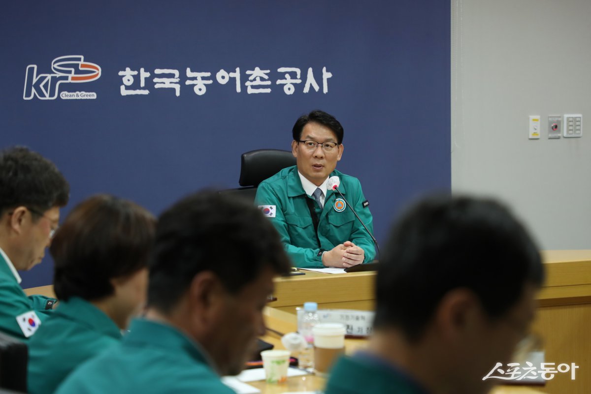 김인중 한국농어촌공사 사장이 26일 공사 본사에서 여름철 농경지 침수 방지 및 시설관리 대책 보고회에서 공사의 선제적 예방과 대비책 마련을 당부하고 있다. 사진제공=한국농어촌공사