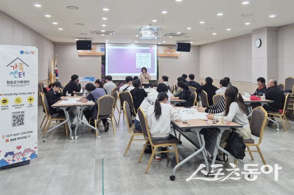 청송군기족센터가 아버지들의 육아 참여를 위해 ‘우리동네 아빠교실’ 을 진행하고 있다. 사진제공 ㅣ 청송군