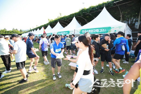 한국수력원자력 임직원들이 무주하프마라톤대회서 양수발전의 친환경성을 알리고 있다. 사진제공 ㅣ 한수원