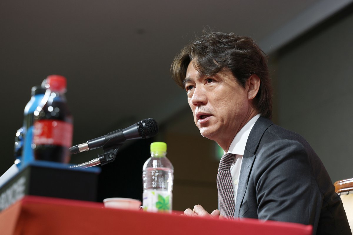 홍명보 축구국가대표팀 감독이 26일 서울 종로구 축구회관에서 기자회견을 열어 6월 A매치 2연전에 나설 태극전사 26명을 공개했다. 배준호, 엄지성 등 유럽파 영건 일부와 주민규가 제외됐으나 전진우를 비롯한 전북 현대 멤버 3명을 승선시켜 대표팀에 변화를 줬다. 사진제공｜대한축구협회