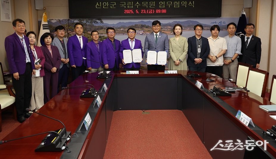 신안군이 지난 23일 산림청 국립수목원과 함께 ‘신안군 지역명 특산식물’의 보전과 신안군 생물다양성 증진을 위한 공동연구를 추진하기 위해 업무협약을 체결한 모습. 사진제공=신안군