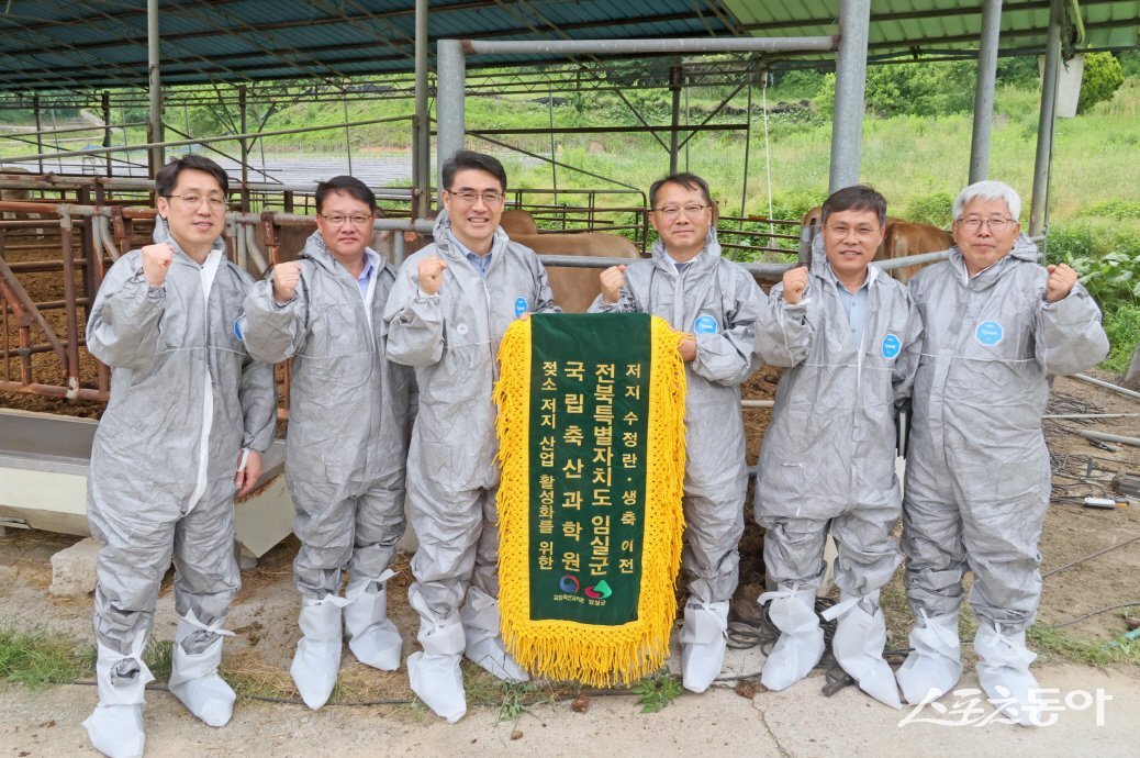 임실군이 지난 23일 국립축산과학원이 제공한 저지종 젖소 5두를 성수면 소재 전문 목장에 추가 입식했다. 사진제공=임실군