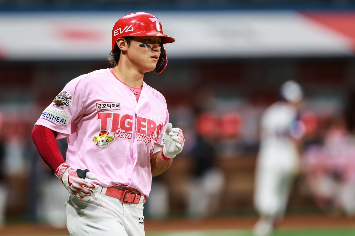 KIA 김도영이 ‘가정의 달’ 5월을 앞두고 특별히 제작된 ‘티니핑 유니폼’을 입고 그라운드를 돌고 있다. 지난해 KIA에서 유니폼 판매 1위를 기록한 김도영은 이번 특별 유니폼 매출에서도 압도적인 숫자를 자랑했다. 전체 판매 매출의 약 50%를 차지하며 1위를 마크했다. 사진제공｜KIA 타이거즈