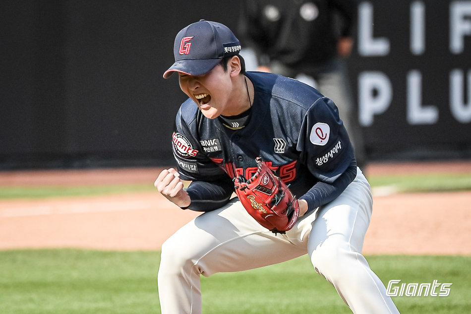 롯데 최준용이 25일 대전 한화전에서 6-7로 뒤진 7회말 2사 2루 위기를 막아낸 뒤 포효하고 있다. 사진제공｜롯데 자이언츠