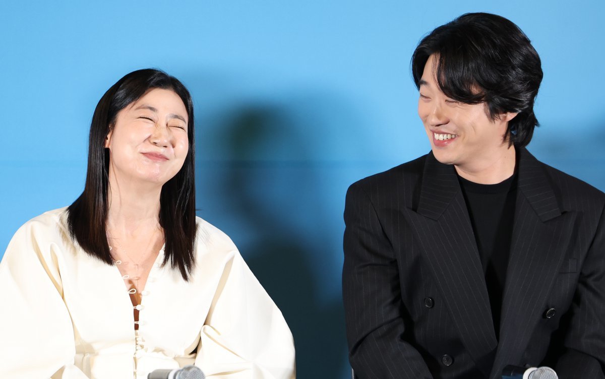 (서울=뉴스1) 권현진 기자 = 배우 라미란과 안재홍(오른쪽)이 26일 서울 용산구 CGV용산아이파트몰에서 열린 영화 ‘하이파이브‘(감독 강형철) 언론시사회에 참석해 미소를 짓고 있다. ’하이파이브‘는 장기이식으로 우연히 각기 다른 초능력을 얻게 된 다섯 명이 그들의 능력을 탐하는 자들과 만나 벌어지는 이야기를 그린 코믹 액션 활극이다.