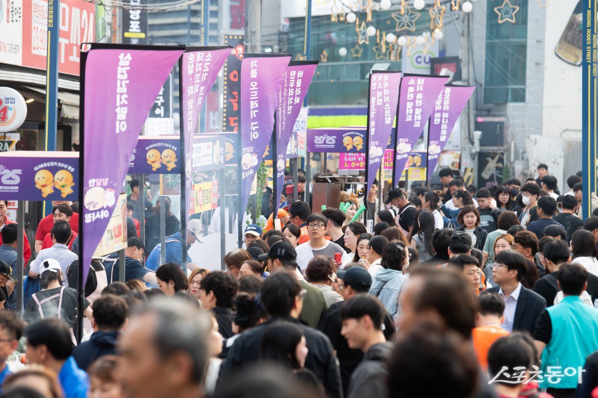 구미시의회 의원이 의회 사무국 직원을 폭행하려는 등의 행동으로 논란을 일으킨 인동 달달한 낭만야시장. 사진은 야시장에 몰린 인파들. 사진제공ㅣ구미시