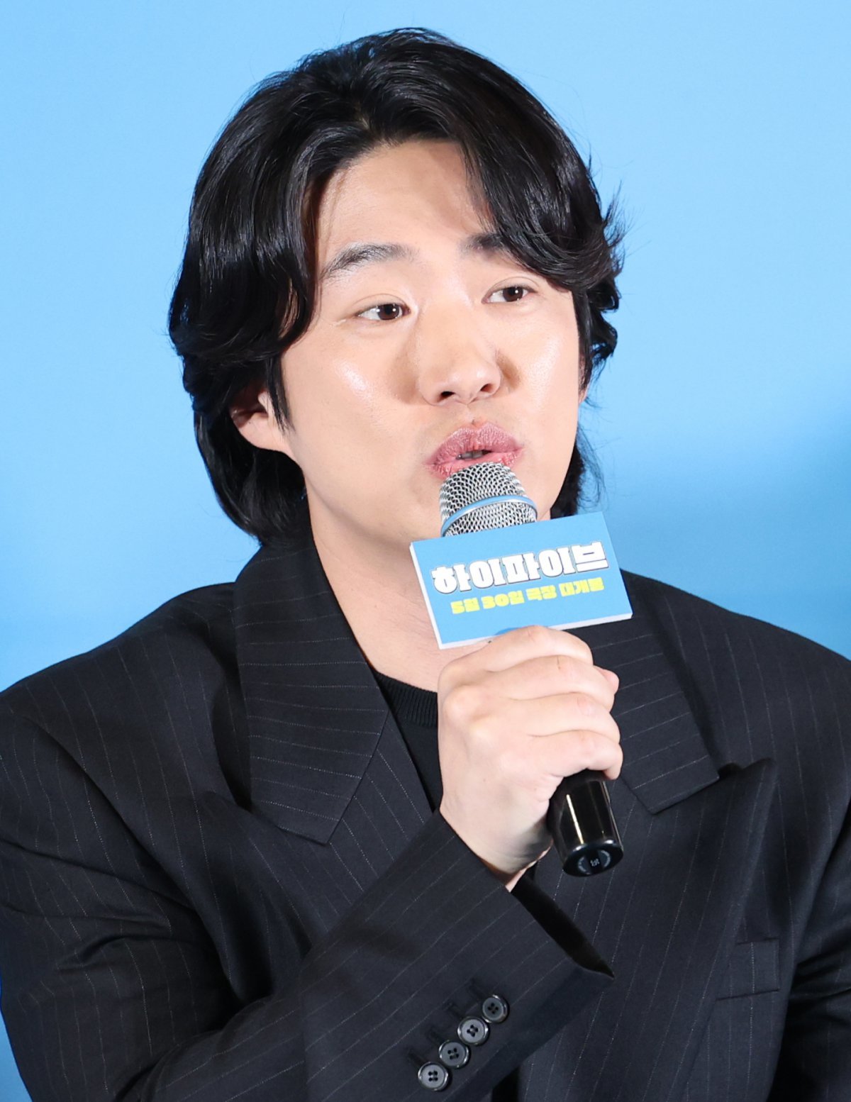 (서울=뉴스1) 권현진 기자 = 배우 안재홍이 26일 서울 용산구 CGV용산아이파트몰에서 열린 영화 ‘하이파이브‘(감독 강형철) 언론시사회에 참석해 인사말을 하고 있다. ’하이파이브‘는 장기이식으로 우연히 각기 다른 초능력을 얻게 된 다섯 명이 그들의 능력을 탐하는 자들과 만나 벌어지는 이야기를 그린 코믹 액션 활극이다.