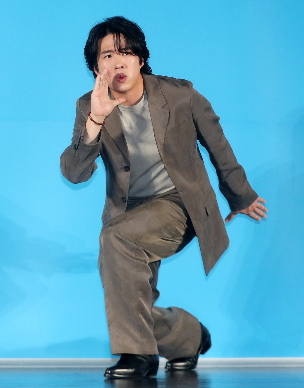 [서울=뉴시스] 김혜진 기자 = 배우 안재홍이 12일 오전 서울 광진구 롯데시네마 건대입구에서 열린 영화 ‘하이파이브’(감독 강형철) 제작보고회에서 포즈를 취하고 있다.  ‘하이파이브’는 장기이식으로 우연히 각기 다른 초능력을 얻게 된 다섯 명이 그들의 능력을 탐하는 자들과 만나 벌어지는 이야기를 그린 코믹 액션 활극. 오는 30일 개봉한다. 2025.05.12. jini@newsis.com