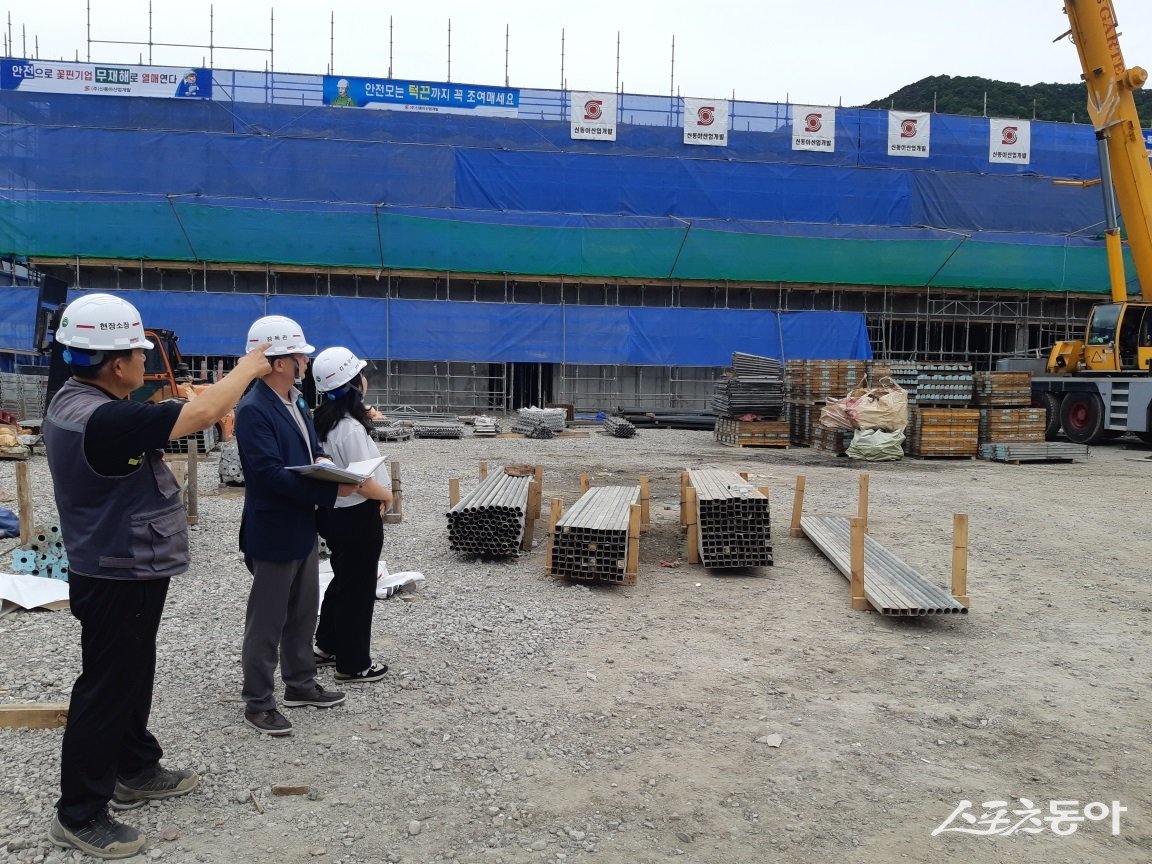 완주군 관계자들이 관내 대형 건설 현장을 방문한 모습. 사진제공=완주군